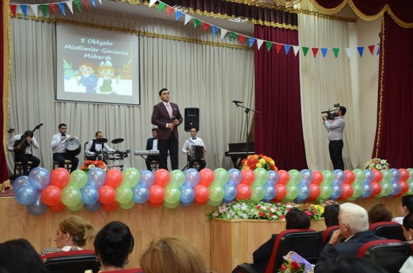 Malik İsaqov müəllimləri təbrik etdi, fəxri fərmanlar verdi - FOTOLAR