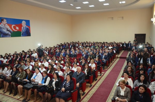 Malik İsaqov müəllimləri təbrik etdi, fəxri fərmanlar verdi - FOTOLAR
