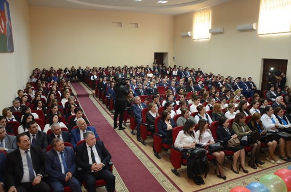 Malik İsaqov müəllimləri təbrik etdi, fəxri fərmanlar verdi - FOTOLAR