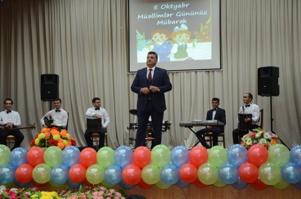 Malik İsaqov müəllimləri təbrik etdi, fəxri fərmanlar verdi - FOTOLAR