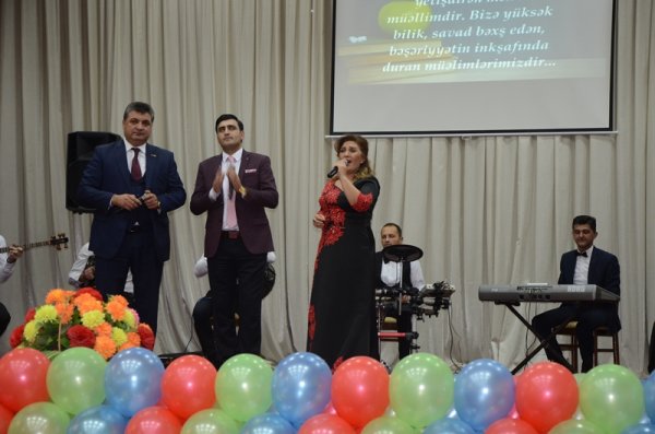 Malik İsaqov müəllimləri təbrik etdi, fəxri fərmanlar verdi - FOTOLAR