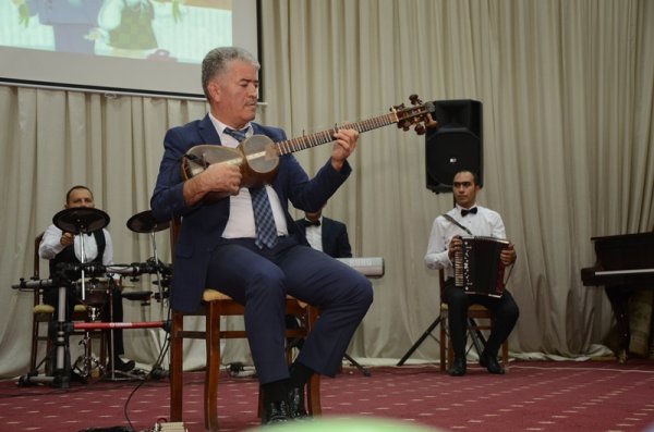 Malik İsaqov müəllimləri təbrik etdi, fəxri fərmanlar verdi - FOTOLAR