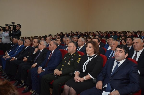 Malik İsaqov müəllimləri təbrik etdi, fəxri fərmanlar verdi - FOTOLAR