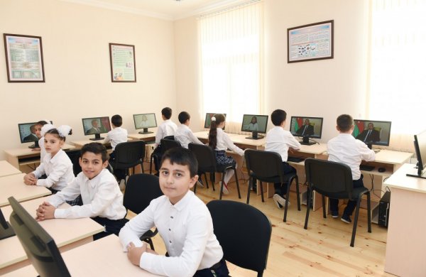 Mehriban Əliyeva Xanlıq məktəbində - FOTO Mehriban Əliyeva Xanlıq məktəbində - FOTO