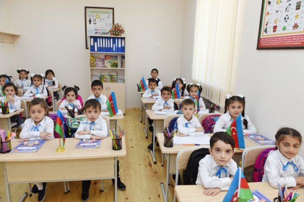 Mehriban Əliyeva Xanlıq məktəbində - FOTO Mehriban Əliyeva Xanlıq məktəbində - FOTO