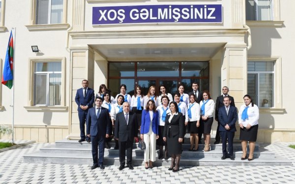 Mehriban Əliyeva Xanlıq məktəbində - FOTO Mehriban Əliyeva Xanlıq məktəbində - FOTO