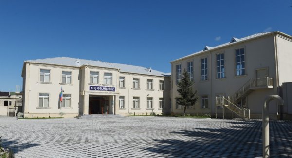 Mehriban Əliyeva Xanlıq məktəbində - FOTO Mehriban Əliyeva Xanlıq məktəbində - FOTO
