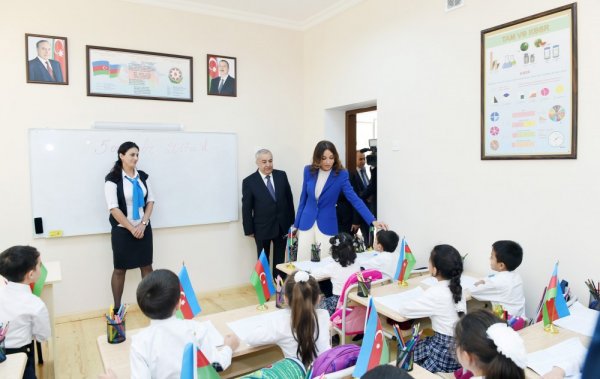 Mehriban Əliyeva Xanlıq məktəbində - FOTO Mehriban Əliyeva Xanlıq məktəbində - FOTO