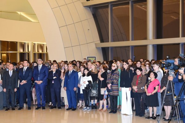Birinci vitse-prezident sərginin açılışında - FOTOLAR Birinci vitse-prezident sərginin açılışında - FOTOLAR