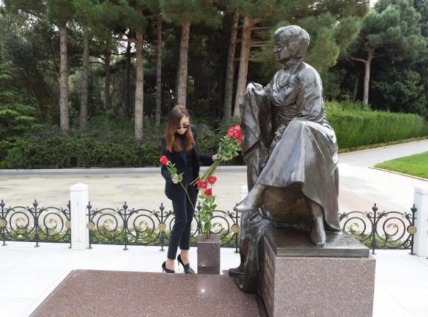 Mehriban Əliyeva Fəxri Xiyabanda - FOTOLAR