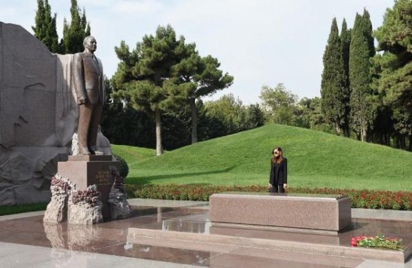 Mehriban Əliyeva Fəxri Xiyabanda - FOTOLAR