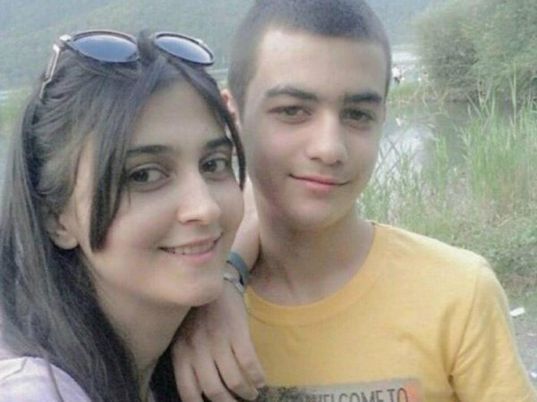 Bacı-qardaşın başını kəsən oğlan ruhi xəstəxanaya göndərildi - MƏHKƏMƏ Bacı-qardaşın başını kəsən oğlan ruhi xəstəxanaya göndərildi - MƏHKƏMƏ