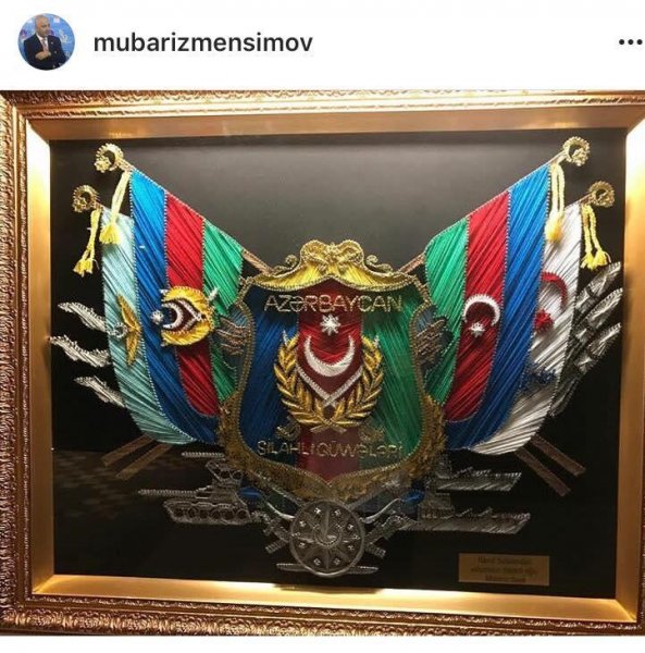 Ramil Səfərovdan Mübariz Mənsimova hədiyyə - FOTO