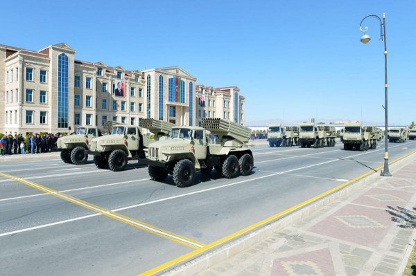 Naxçıvanda hərbi parad keçirilib (FOTO)