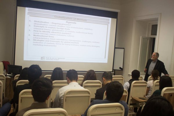 Dünya şöhrətli alman professor Qərbi Kaspi Universitetində