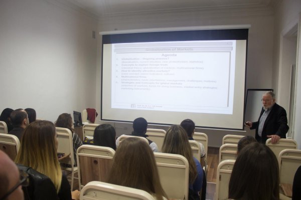 Dünya şöhrətli alman professor Qərbi Kaspi Universitetində