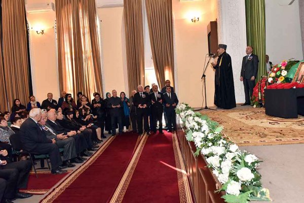Sumqayıt təhsili "anasını" itirdi: sevimli müəllim son mənzilə belə yola salındı - VİDEO + FOTOLAR(YENİLƏNİB)