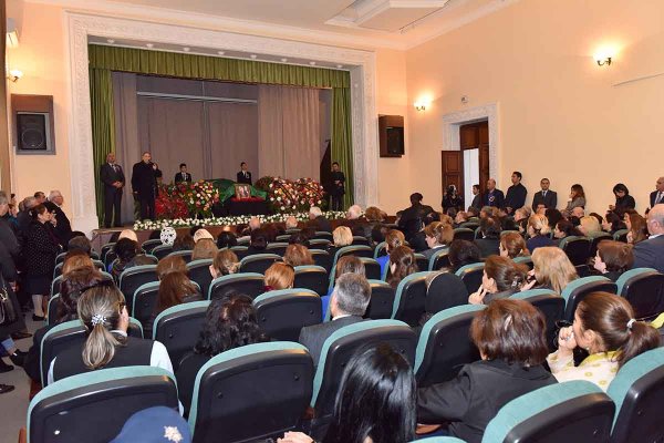 Sumqayıt təhsili "anasını" itirdi: sevimli müəllim son mənzilə belə yola salındı - VİDEO + FOTOLAR(YENİLƏNİB)