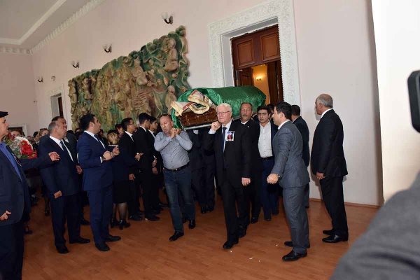Sumqayıt təhsili "anasını" itirdi: sevimli müəllim son mənzilə belə yola salındı - VİDEO + FOTOLAR(YENİLƏNİB)