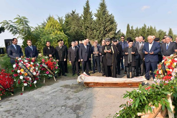 Sumqayıt təhsili "anasını" itirdi: sevimli müəllim son mənzilə belə yola salındı - VİDEO + FOTOLAR(YENİLƏNİB)