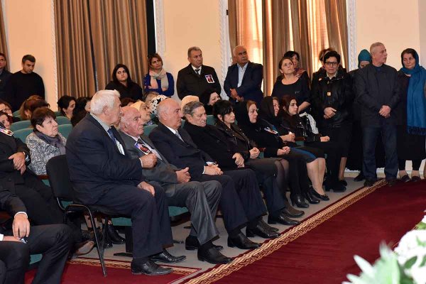 Sumqayıt təhsili "anasını" itirdi: sevimli müəllim son mənzilə belə yola salındı - VİDEO + FOTOLAR(YENİLƏNİB)