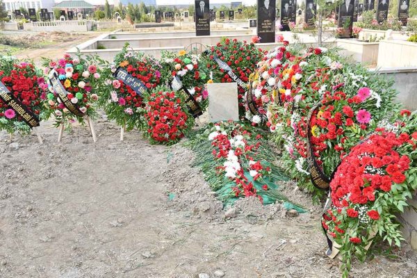 Sumqayıt təhsili "anasını" itirdi: sevimli müəllim son mənzilə belə yola salındı - VİDEO + FOTOLAR(YENİLƏNİB)