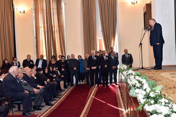 Sumqayıt təhsili "anasını" itirdi: sevimli müəllim son mənzilə belə yola salındı - VİDEO + FOTOLAR(YENİLƏNİB)