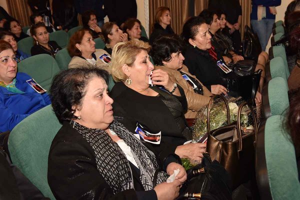 Sumqayıt təhsili "anasını" itirdi: sevimli müəllim son mənzilə belə yola salındı - VİDEO + FOTOLAR(YENİLƏNİB)