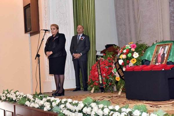 Sumqayıt təhsili "anasını" itirdi: sevimli müəllim son mənzilə belə yola salındı - VİDEO + FOTOLAR(YENİLƏNİB)