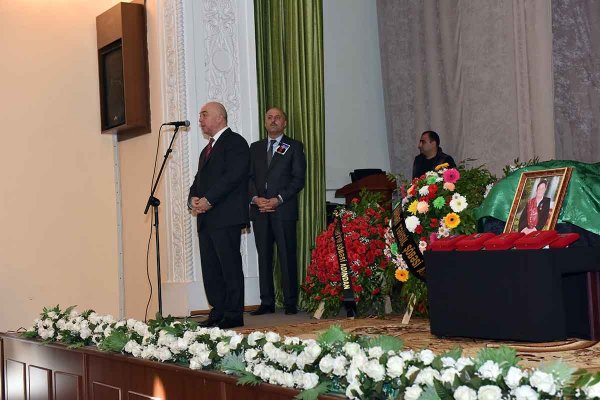 Sumqayıt təhsili "anasını" itirdi: sevimli müəllim son mənzilə belə yola salındı - VİDEO + FOTOLAR(YENİLƏNİB)