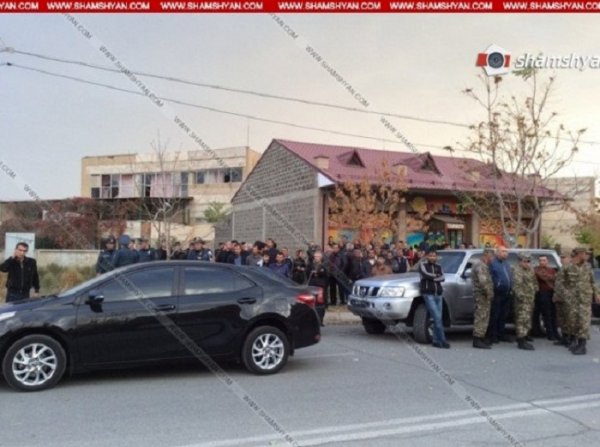 Uşaq bağçasına silahlı hücum: işçilər və bir uşaq girov GÖTÜRÜLDÜ - FOTO Uşaq bağçasına silahlı hücum: işçilər və bir uşaq girov GÖTÜRÜLDÜ - FOTO