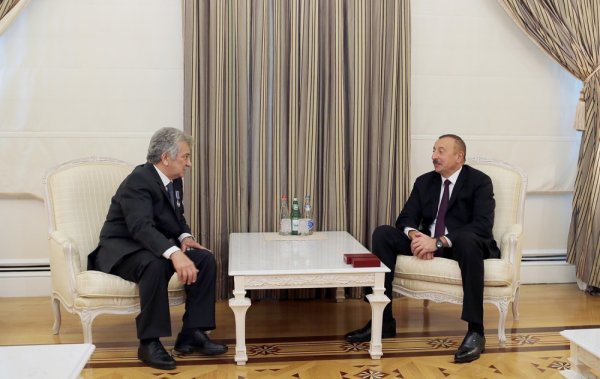 Prezident İlham Əliyev Rauf Abdullayevə “İstiqlal” ordenini təqdim edib Prezident İlham Əliyev Rauf Abdullayevə “İstiqlal” ordenini təqdim edib