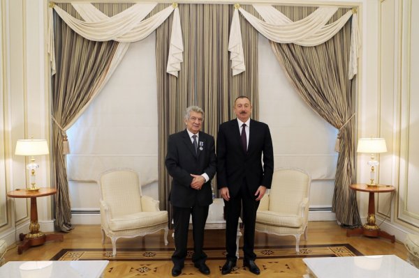 Prezident İlham Əliyev Rauf Abdullayevə “İstiqlal” ordenini təqdim edib Prezident İlham Əliyev Rauf Abdullayevə “İstiqlal” ordenini təqdim edib