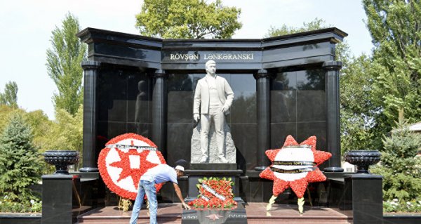 Lənkəranskinin polkovnik qardaşı çeçen kriminal avtoritetlə birlikdə - NADİR FOTO Lənkəranskinin polkovnik qardaşı çeçen kriminal avtoritetlə birlikdə - NADİR FOTO