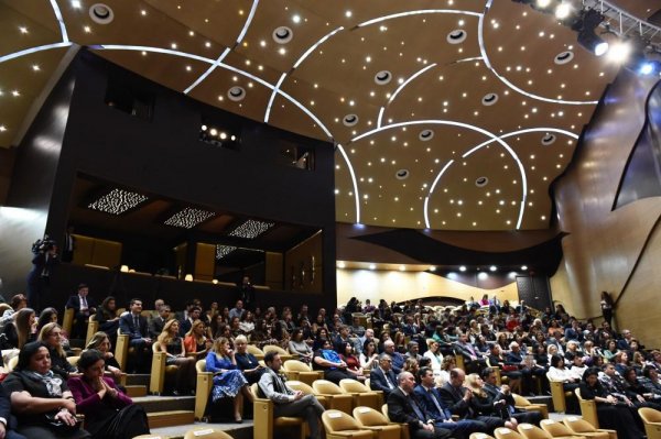 Leyla Əliyeva və Arzu Əliyeva tanınmış pianoçu Luka Safronovun “Baku” jurnalının 10 illiyinə həsr olunmuş solo konsertində olublar - FOTO Leyla Əliyeva və Arzu Əliyeva tanınmış pianoçu Luka Safronovun “Baku” jurnalının 10 illiyinə həsr olunmuş solo konsertində olublar - FOTO