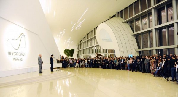 Leyla Əliyeva və Arzu Əliyeva müasir Çin rəssamlarının sərgisinin açılış mərasimində iştirak ediblər - FOTO