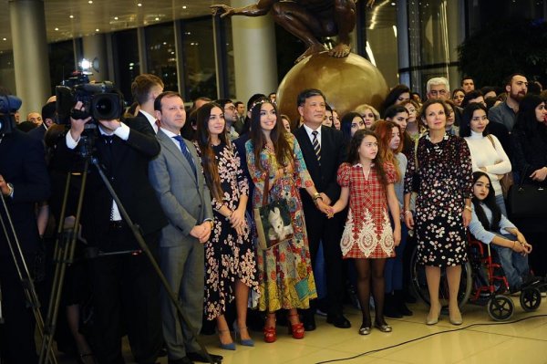Leyla Əliyeva və Arzu Əliyeva müasir Çin rəssamlarının sərgisinin açılış mərasimində iştirak ediblər - FOTO