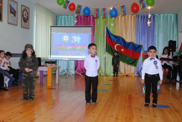Sumqayıtın bu bağçasında bayraq günü necə keçirildi? - FOTOLAR