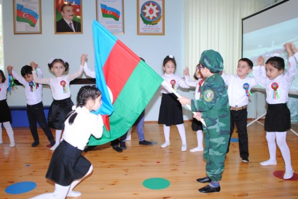 Sumqayıtın bu bağçasında bayraq günü necə keçirildi? - FOTOLAR