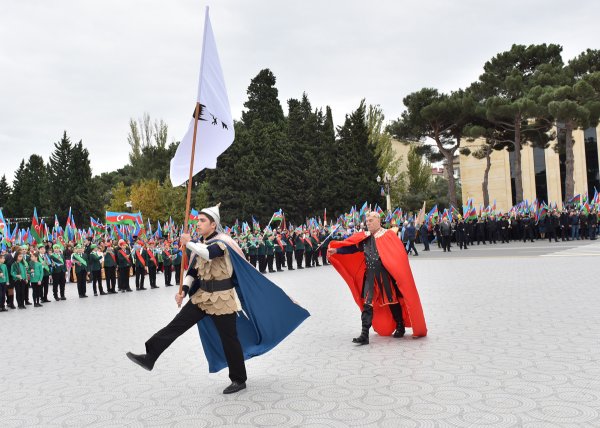 Sumqayıtda möhtəşəm BAYRAQ BAYRAMI – FOTOLAR Sumqayıtda möhtəşəm BAYRAQ BAYRAMI – FOTOLAR