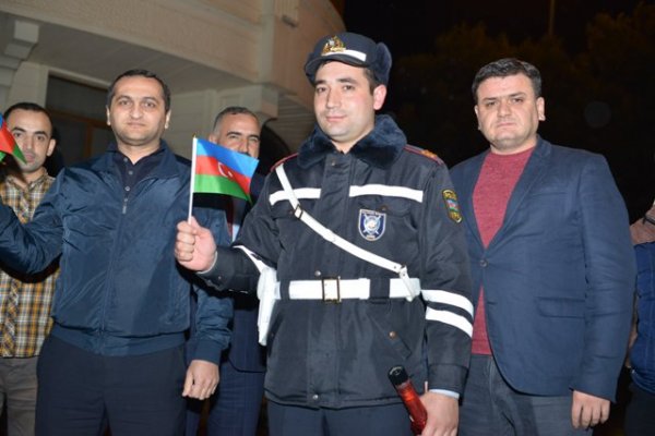 Jurnalistlərdən yol polislərinə hədiyyə - FOTOLAR Jurnalistlərdən yol polislərinə hədiyyə - FOTOLAR