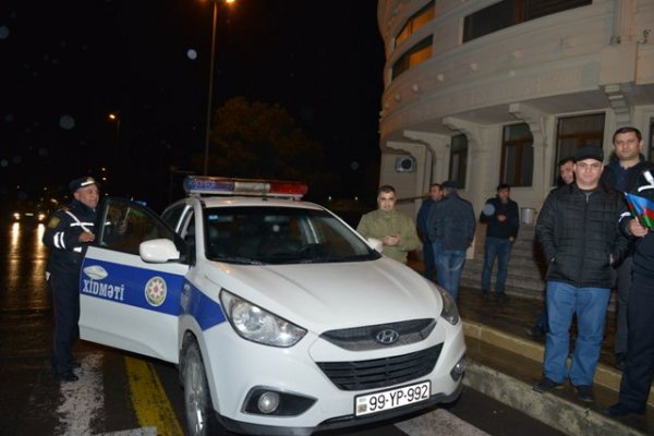 Jurnalistlərdən yol polislərinə hədiyyə - FOTOLAR Jurnalistlərdən yol polislərinə hədiyyə - FOTOLAR