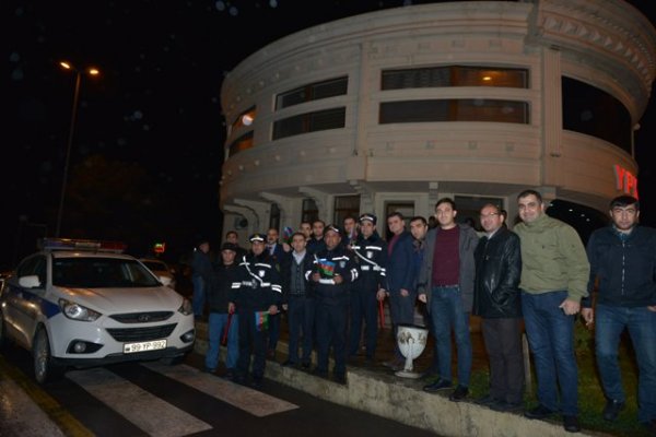 Jurnalistlərdən yol polislərinə hədiyyə - FOTOLAR Jurnalistlərdən yol polislərinə hədiyyə - FOTOLAR