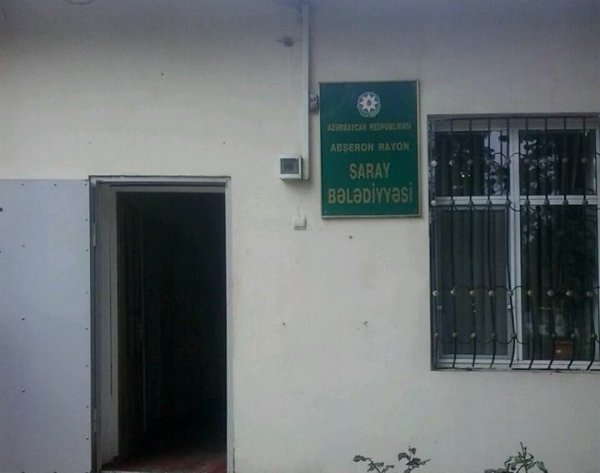 Sumqayıtdan Saraya gedən marşrut fəaliyyətini dayandırdi: narazı sərnişinlər bələdiyyəyə toplaşdı - FOTOLAR