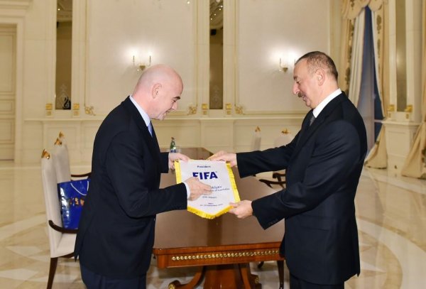 FİFA prezidenti İlham Əliyevə forma hədiyyə etdi - FOTOLAR (YENILƏNİB) FİFA prezidenti İlham Əliyevə forma hədiyyə etdi - FOTOLAR (YENILƏNİB)
