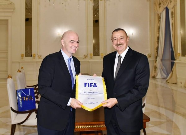 FİFA prezidenti İlham Əliyevə forma hədiyyə etdi - FOTOLAR (YENILƏNİB) FİFA prezidenti İlham Əliyevə forma hədiyyə etdi - FOTOLAR (YENILƏNİB)
