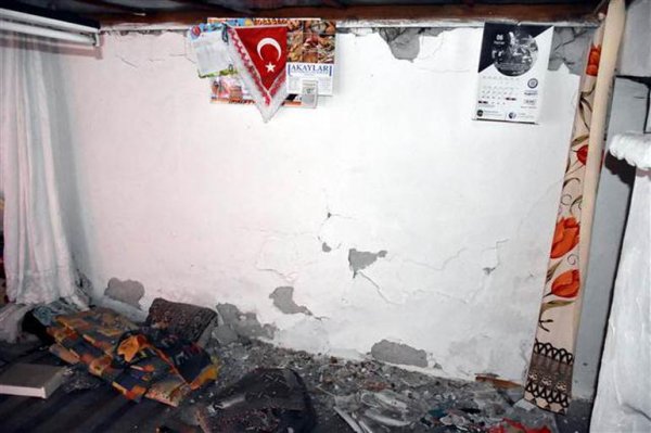 Türkiyədə güclü zəlzələ: əhali küçəyə axışdı - FOTO Türkiyədə güclü zəlzələ: əhali küçəyə axışdı - FOTO