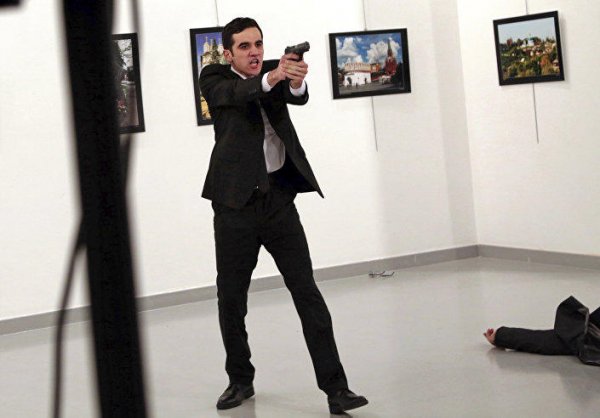 Dünyaya səs salan sui-qəsdi görüntüləyən fotoqraf: "Mustafa Kamal mənimlə idi" Dünyaya səs salan sui-qəsdi görüntüləyən fotoqraf: "Mustafa Kamal mənimlə idi"