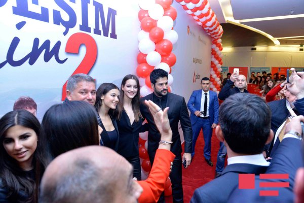 Burak Özçiviti Bakıda belə qarşıladılar - İZDİHAM - FOTOLAR