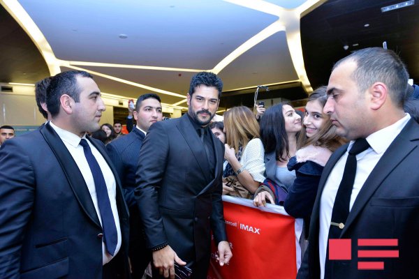 Burak Özçiviti Bakıda belə qarşıladılar - İZDİHAM - FOTOLAR